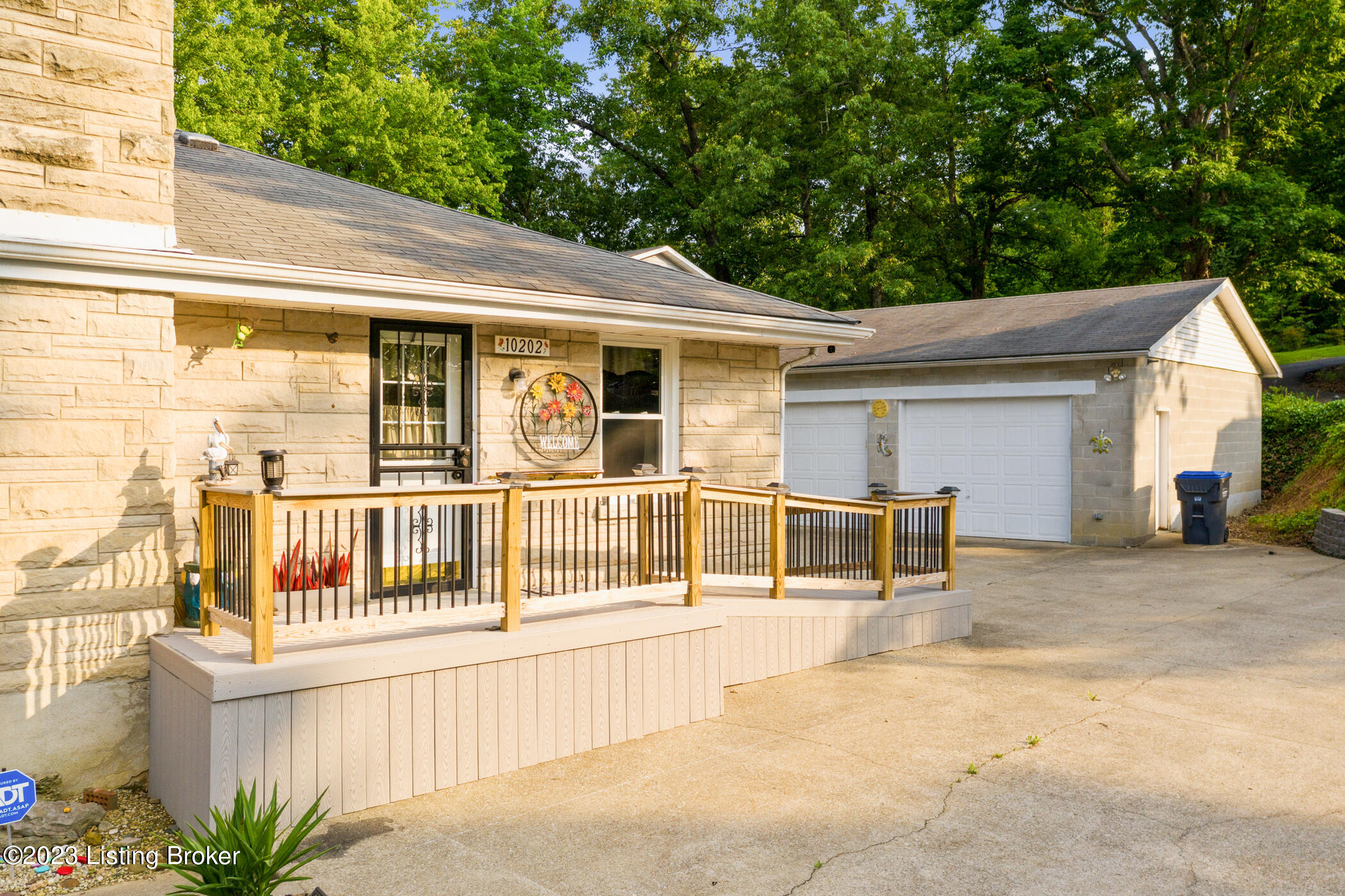 10202 Keys Ferry Road Fairdale, KY 40118 - Photo 23 of 24 Composite decking