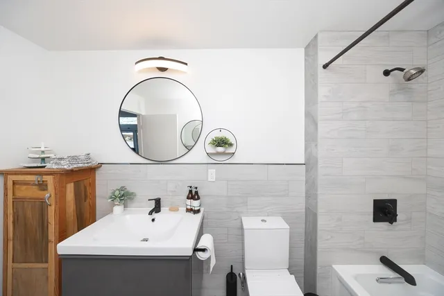 a view of livingroom with furniture