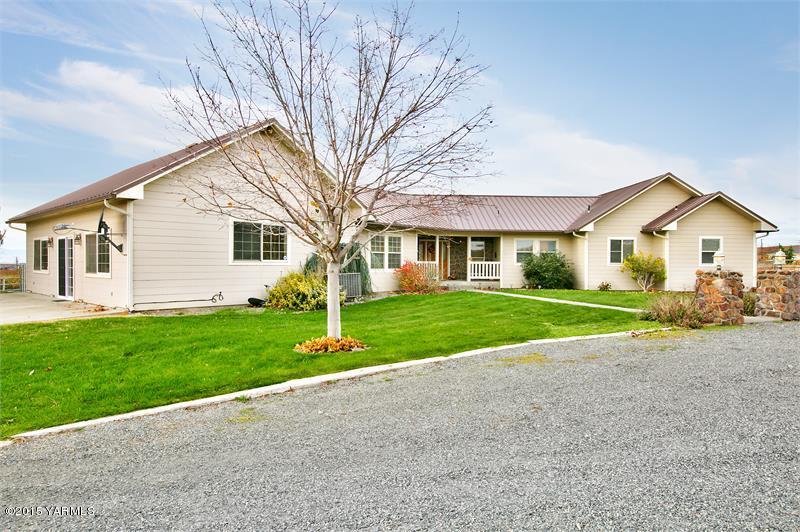 1350 Gilbert Road Zillah, WA 98953 - Photo 2 of 18 a view of house that has a yard