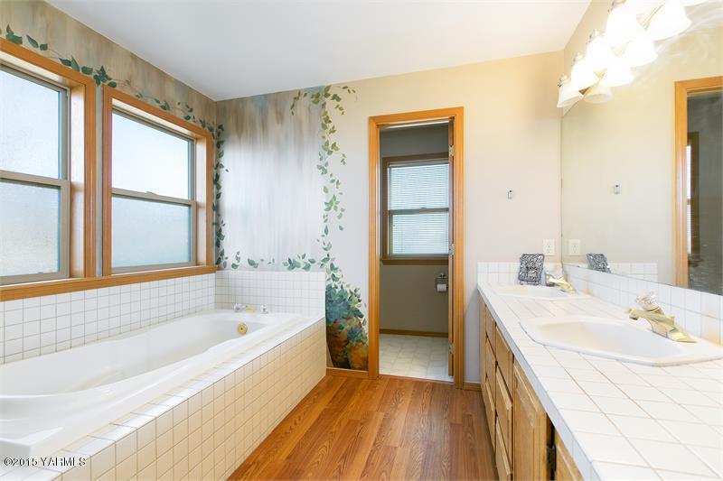 1350 Gilbert Road Zillah, WA 98953 - Photo 12 of 18 a bathroom with a bathtub and a sink
