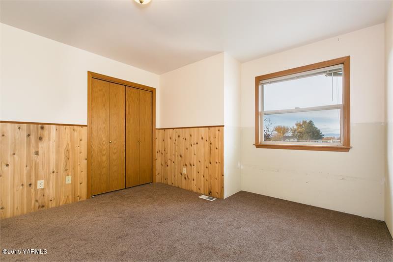 1350 Gilbert Road Zillah, WA 98953 - Photo 14 of 18 an empty room with a door
