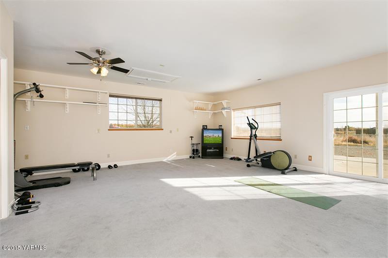 1350 Gilbert Road Zillah, WA 98953 - Photo 15 of 18 a view of a livingroom with furniture and windows