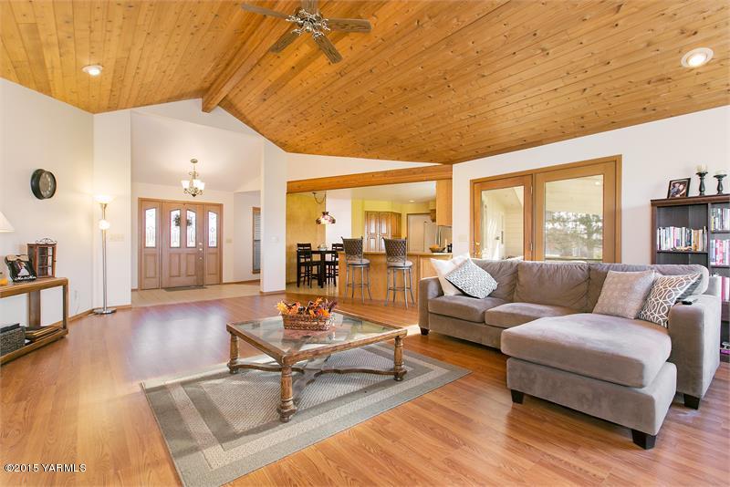 1350 Gilbert Road Zillah, WA 98953 - Photo 6 of 18 a living room with furniture and a large window