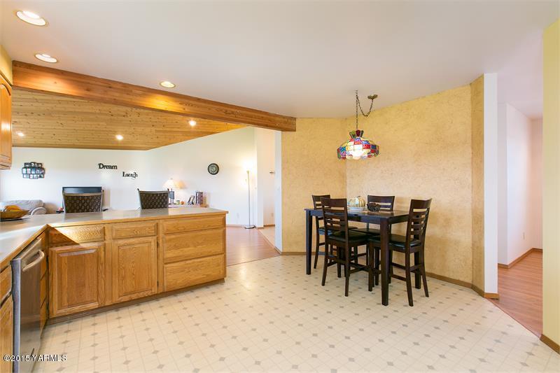 1350 Gilbert Road Zillah, WA 98953 - Photo 9 of 18 a dining room with furniture and window