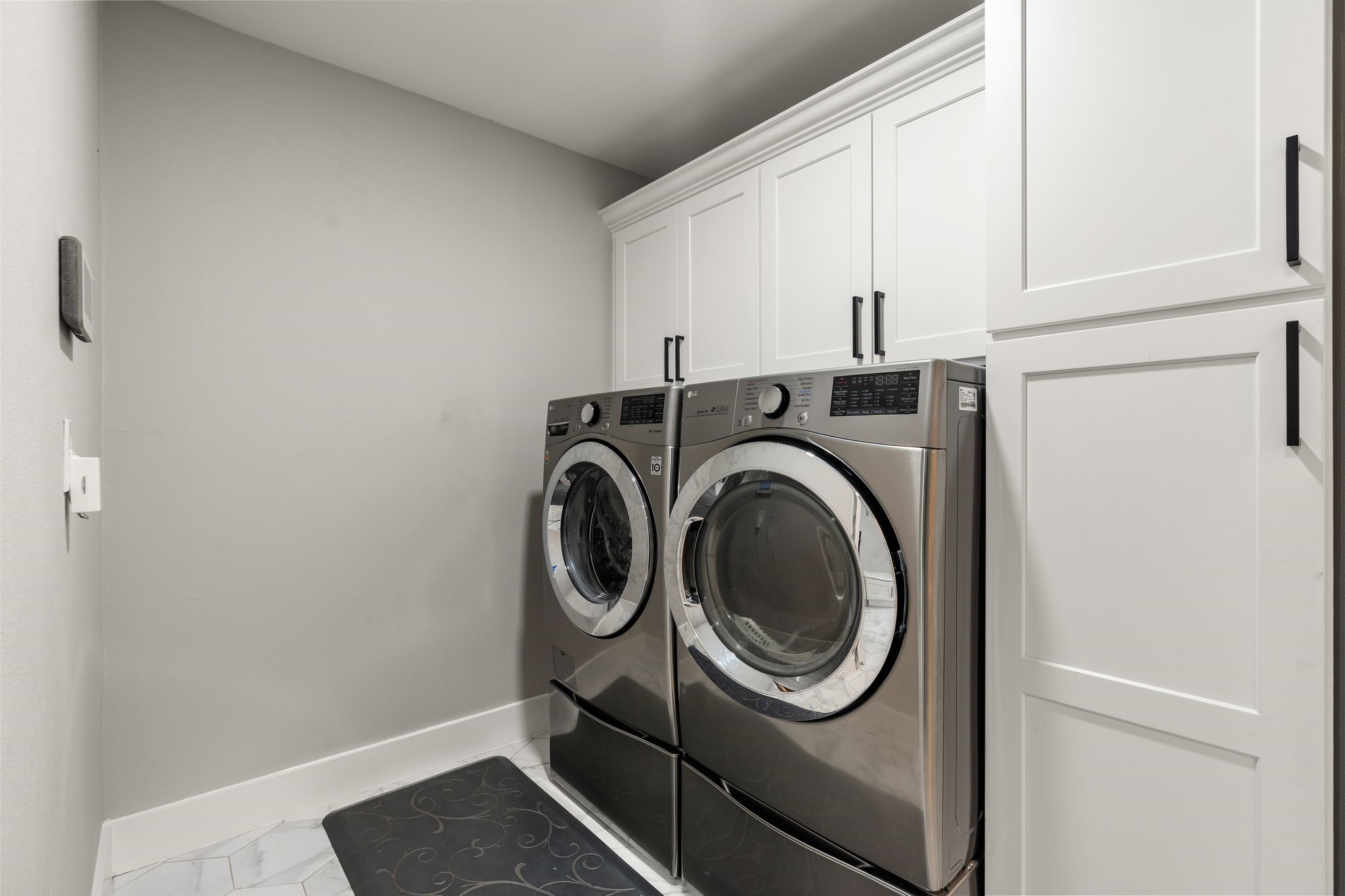 4423 Apollo Street Houston, TX 77018 - Photo 22 of 34 Bright and modern laundry room complete with ample cabinets providing plenty of storage.
