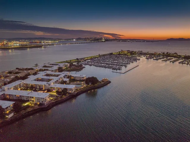 $320,000 | 7 Commodore Drive, Unit 355, Emeryville, CA 94608