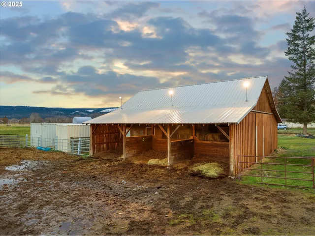 a view of a house with backyard and garden