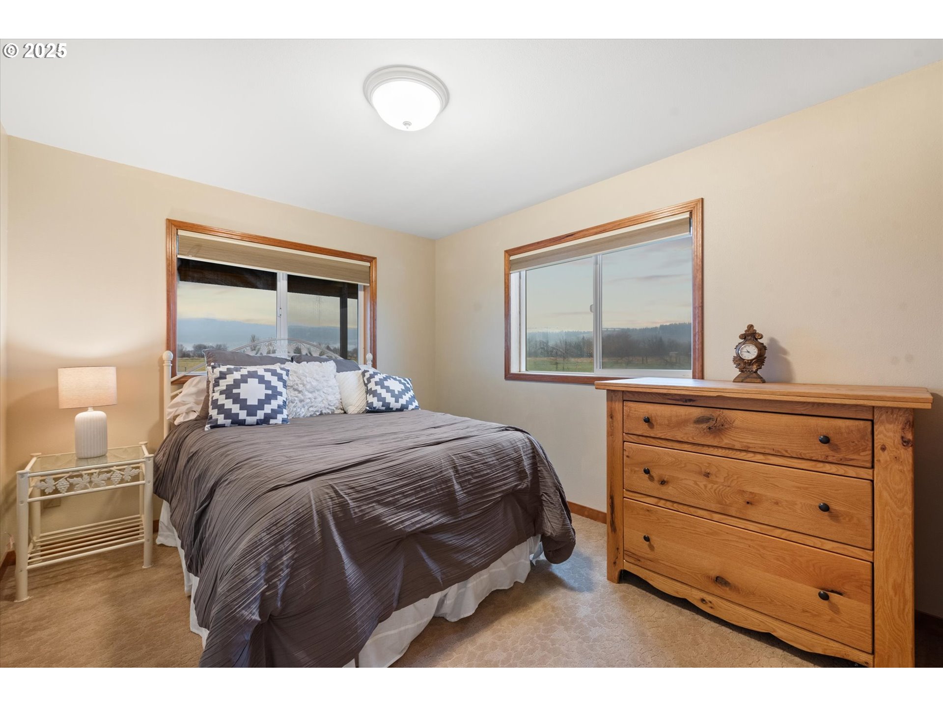 62123 Chandler Loop La Grande, OR 97850 - Photo 29 of 48 a bedroom with a large bed and a window