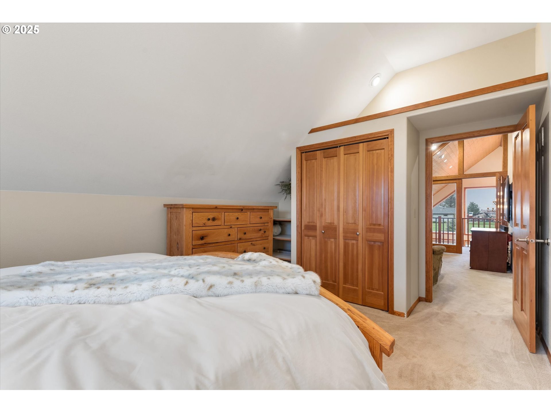 62123 Chandler Loop La Grande, OR 97850 - Photo 45 of 48 a bedroom with a large bed and a large window
