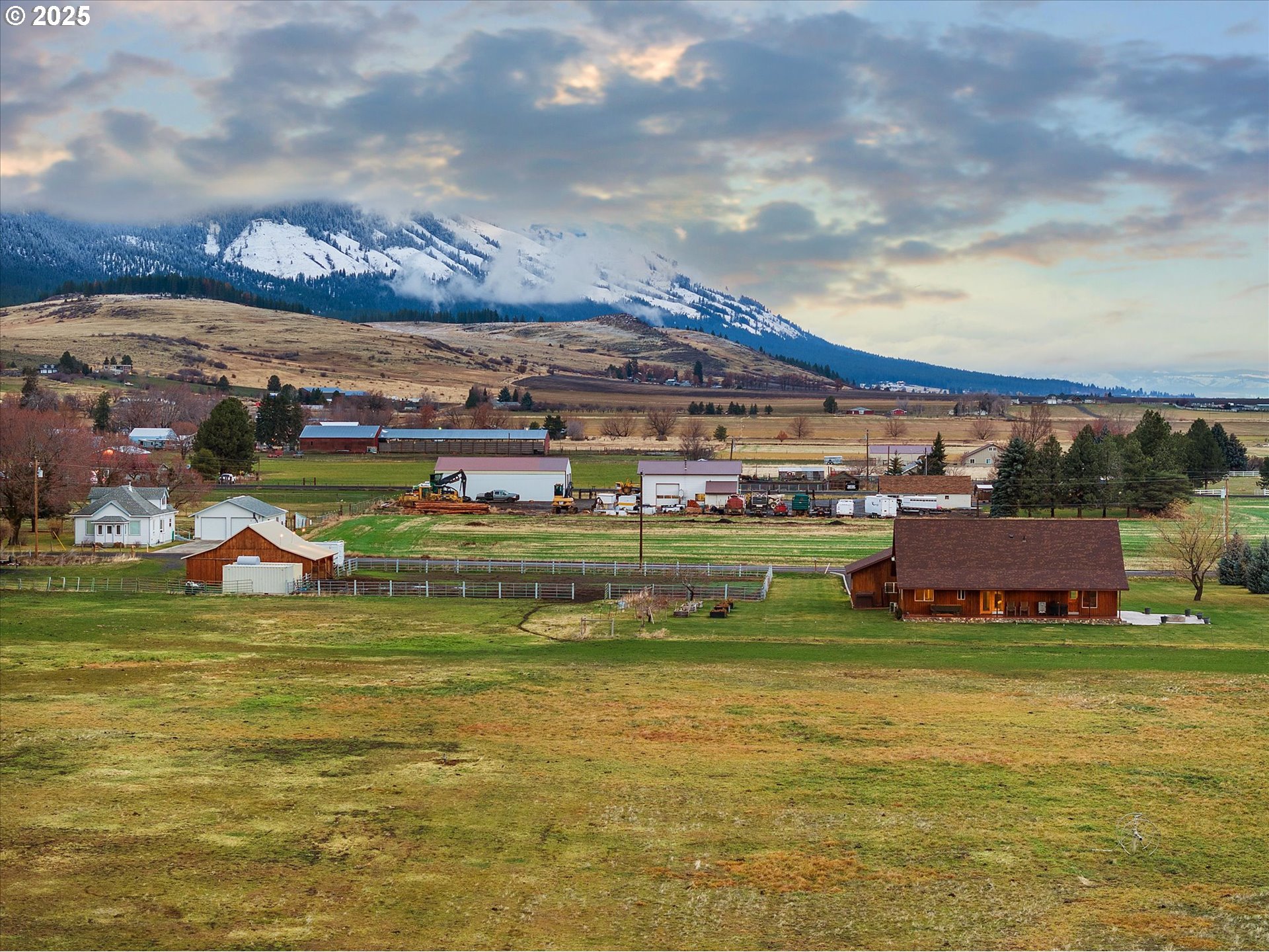 62123 Chandler Loop La Grande, OR 97850 - Photo 10 of 48 a view of a city with an ocean