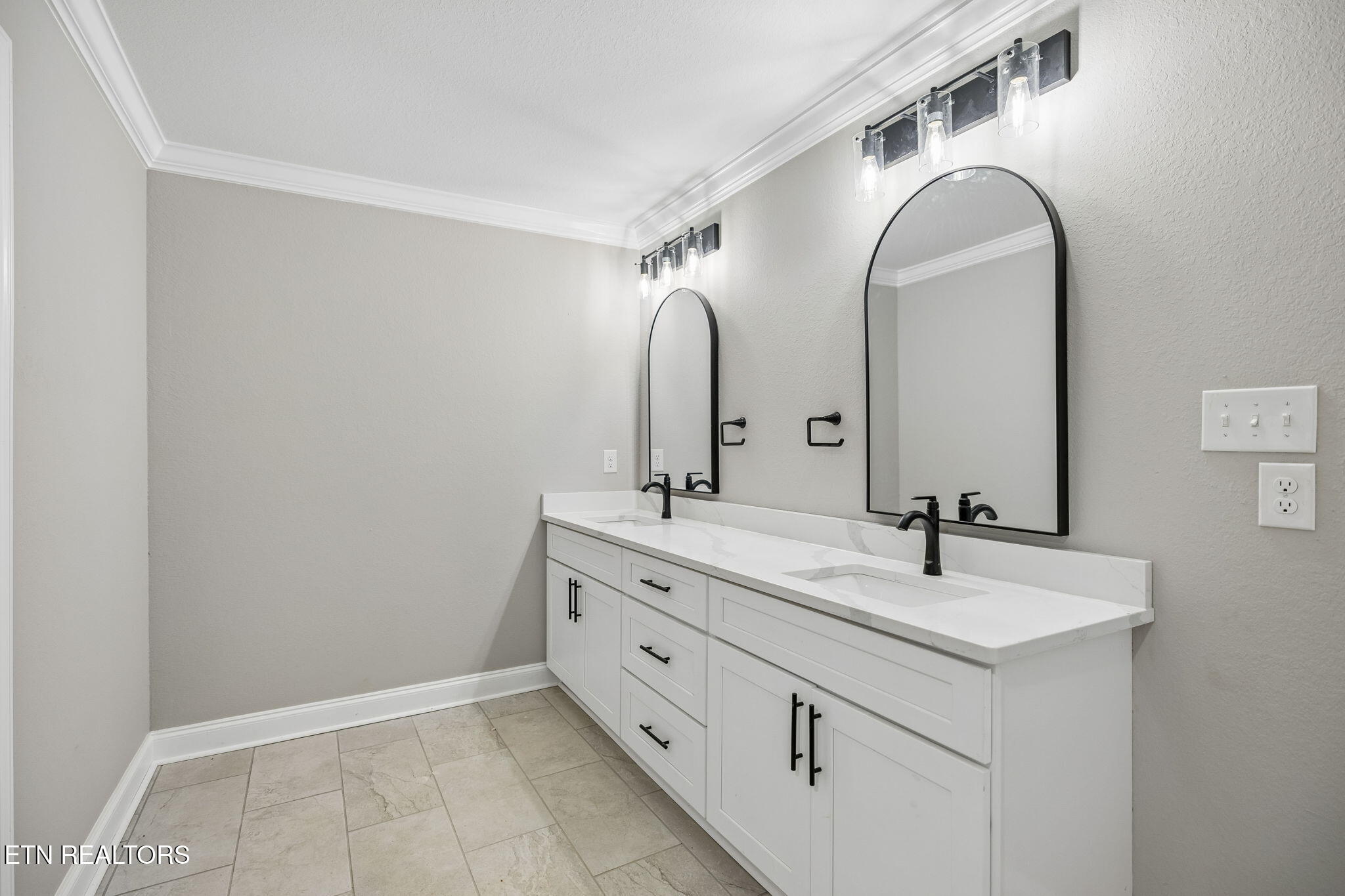 806 Johnson Road Maryville, TN 37804 - Photo 19 of 43 Double Vanity in Primary Bath