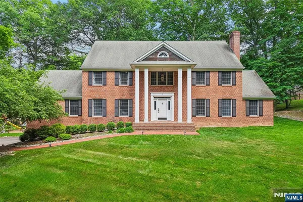$1,350,000 | 10 Wood Hollow Trail, Upper Saddle River, NJ 07458