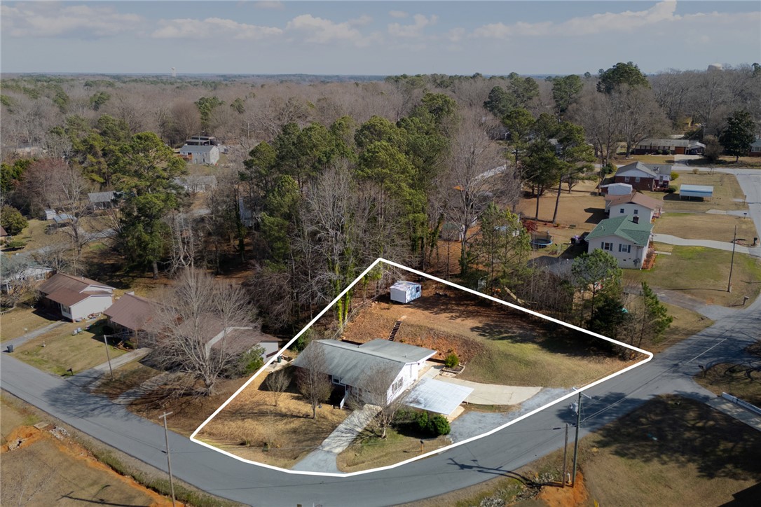 108 Hodge Street Abbeville, SC 29620 - Photo 31 of 39 An aerial perspective reveals a private wooded lot with a single-family dwelling and ample outdoor space.