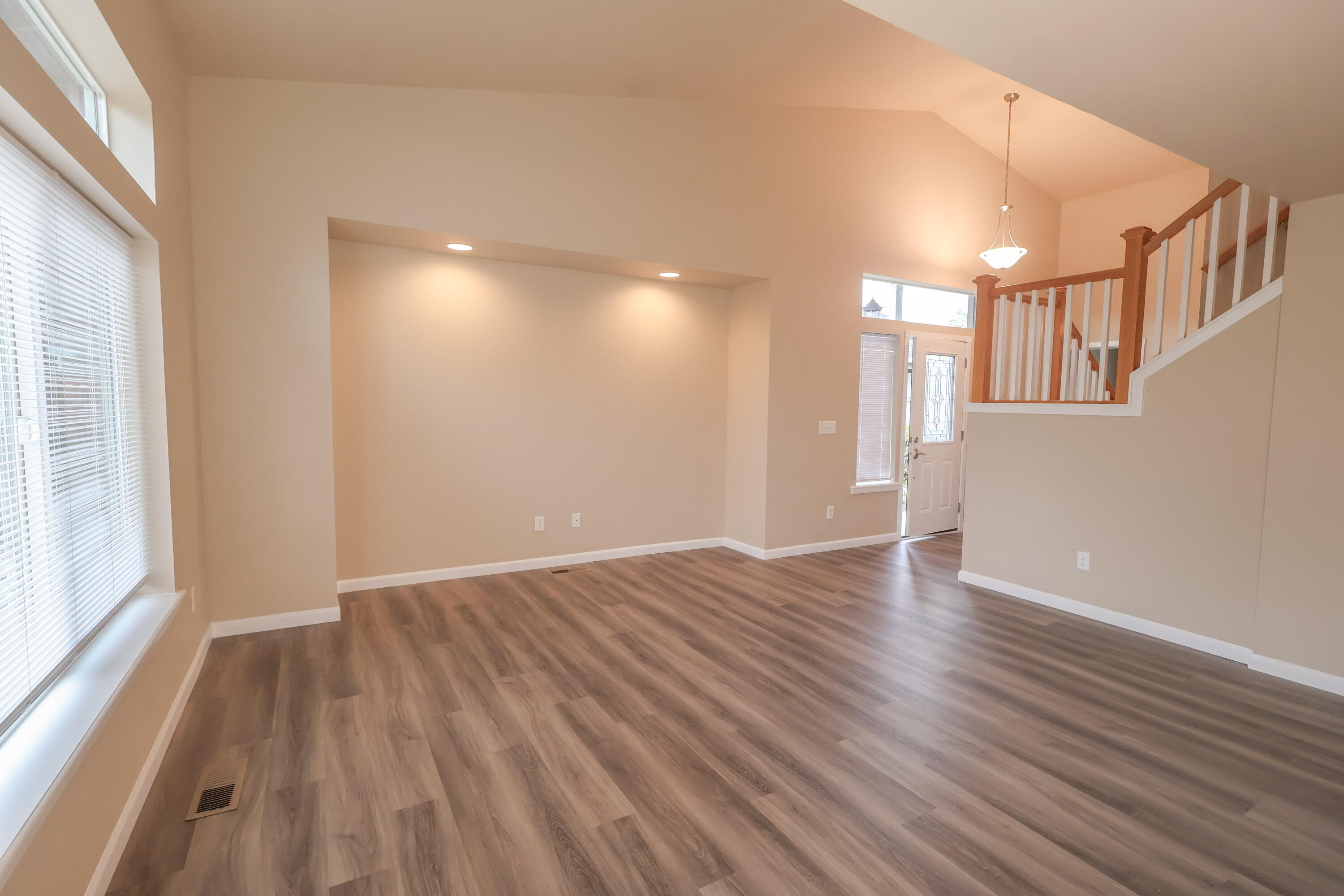 303 Live Oak Loop Central Point, OR 97502 - Photo 6 of 20 3
