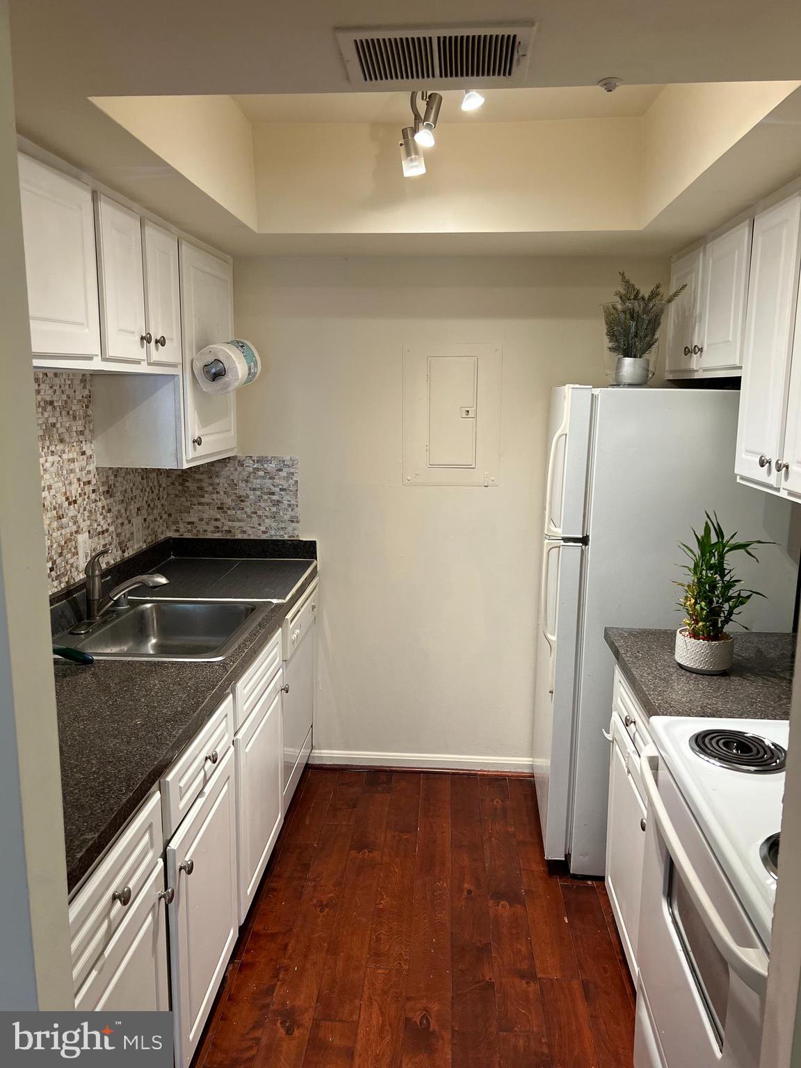 18336 Streamside Drive, Unit 304 Gaithersburg, MD 20879 - Photo 7 of 32