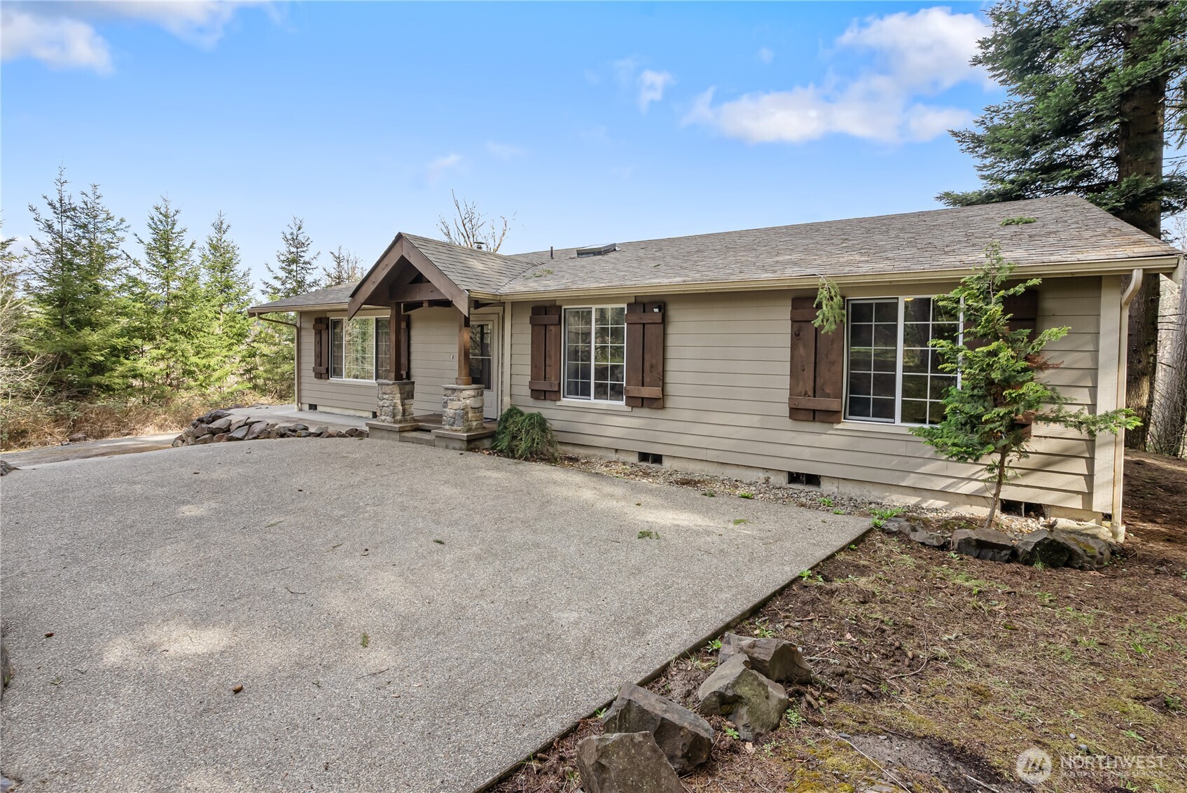 159 Salzer Road Centralia, WA 98531 - Photo 33 of 40 a front view of a house with garden