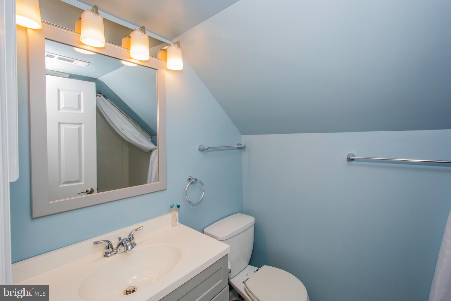 7732 West A W Shore Road Pasadena, MD 21122 - Photo 30 of 43 Upper Level Hall Full Bath