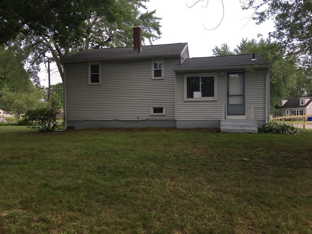 8 Navajo Road Springfield, MA 01109 - Photo 4 of 21