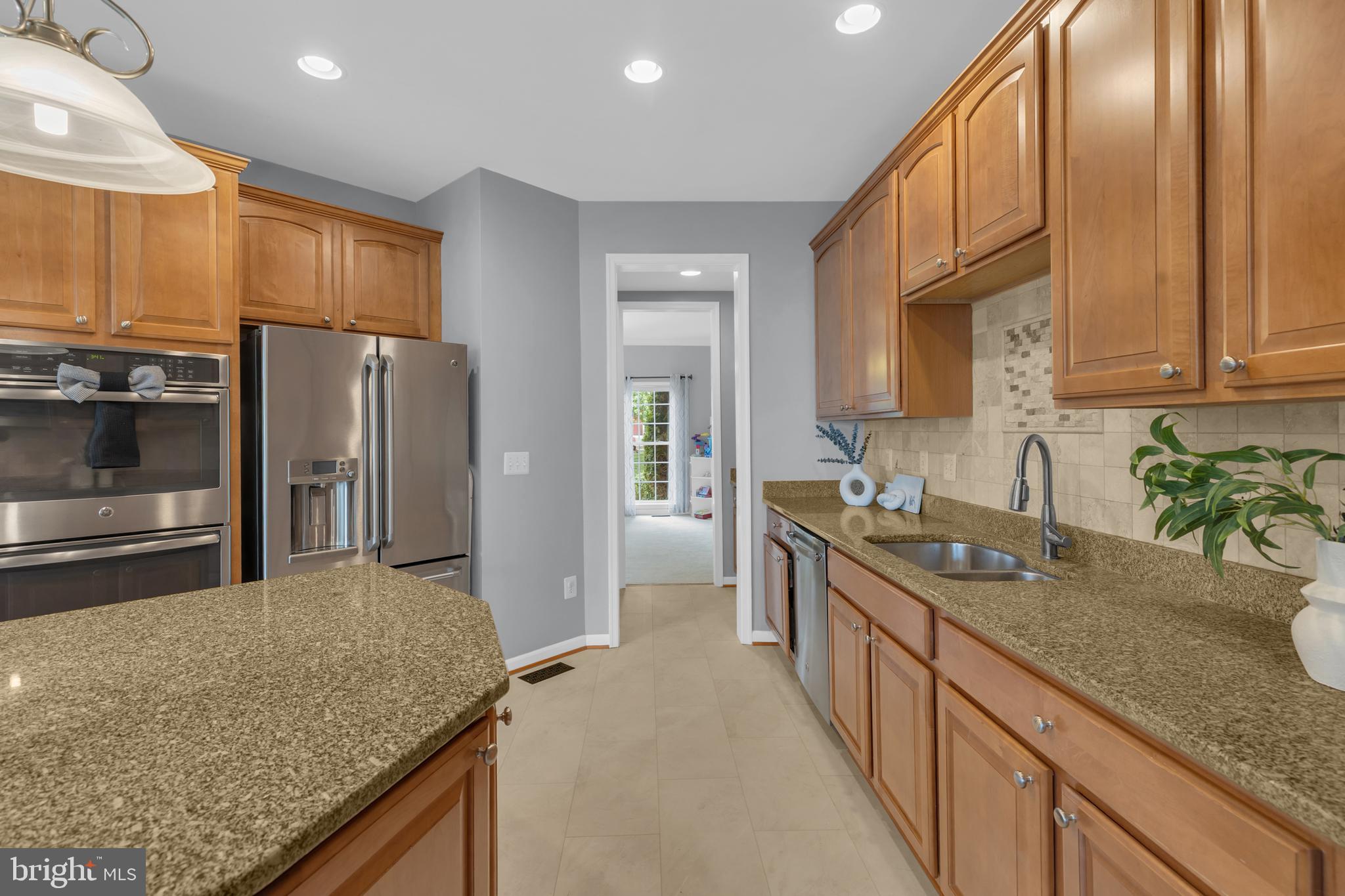 20967 Oneills Way Leesburg, VA 20175 - Photo 25 of 90 Gourmet Kitchen-Double Oven| Granite| Recessed lig