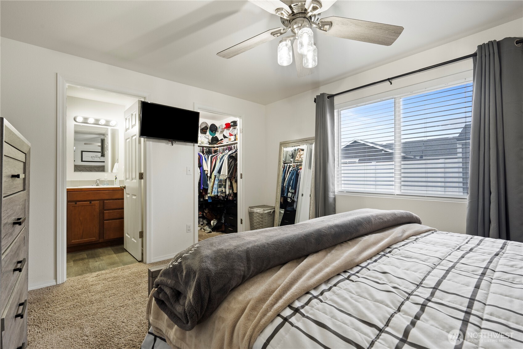 1045 Sandstone Street Othello, WA 99344 - Photo 6 of 20 a bedroom with a bed and a flat screen tv