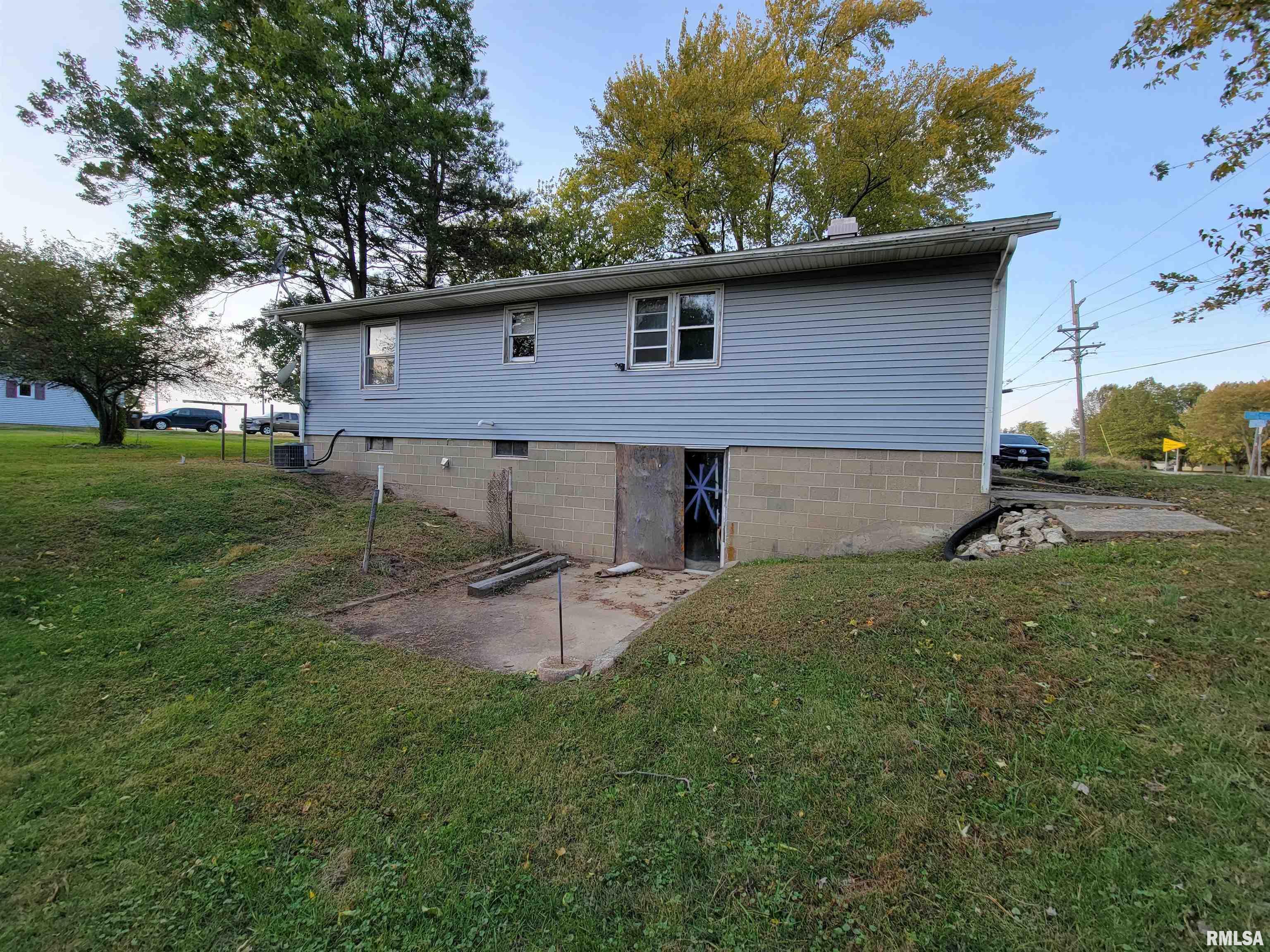 19683 Finney Road Girard, IL 62640 - Photo 3 of 15
