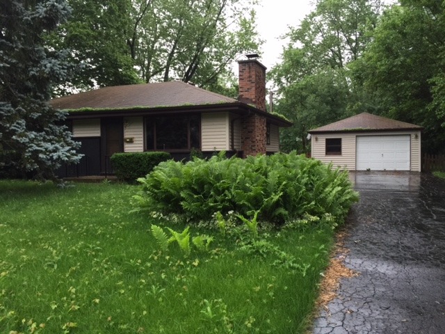 3 Crescent Road Lake Zurich, IL 60047 - Photo 2 of 10 a front view of a house with garden