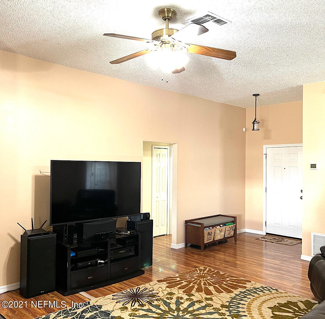 1406 Runes Court Middleburg, FL 32068 - Photo 10 of 29 Living Room