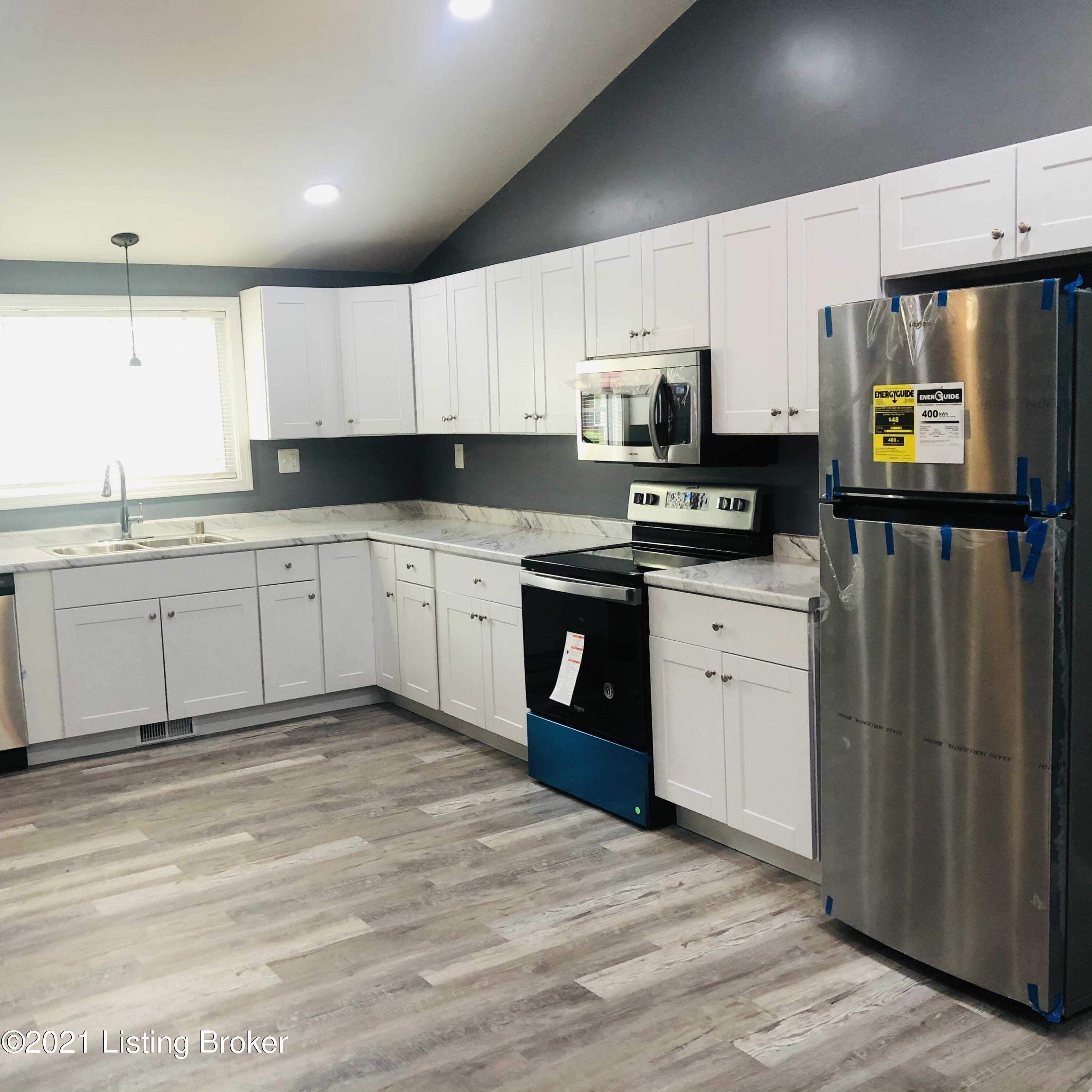 5602 Ridgecrest Road Louisville, KY 40218 - Photo 8 of 29 CDE8F76F-E0DE-49FF-B805-94D6800E782F