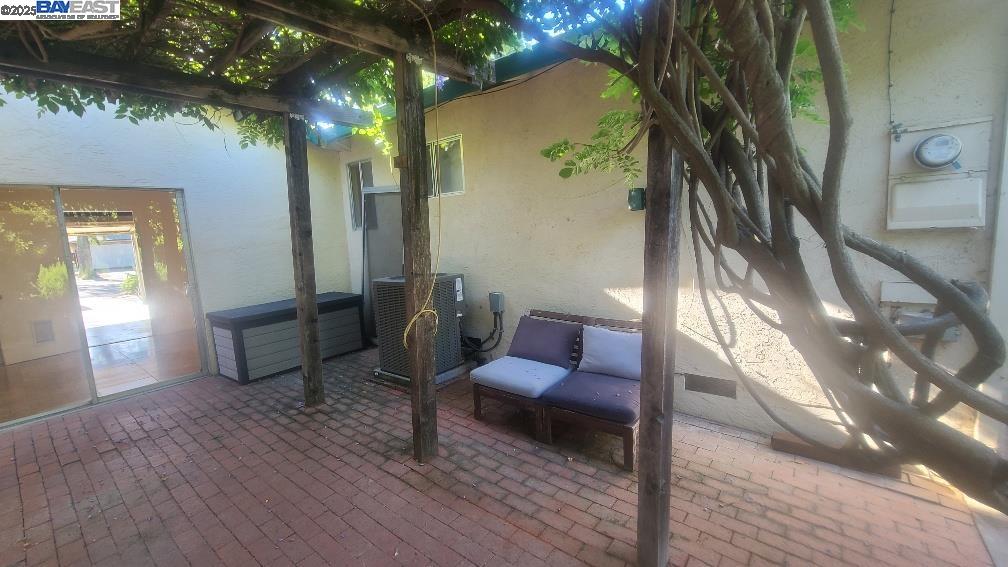 1501 L Street Davis, CA 95616 - Photo 22 of 23 a living room with furniture and a potted plant