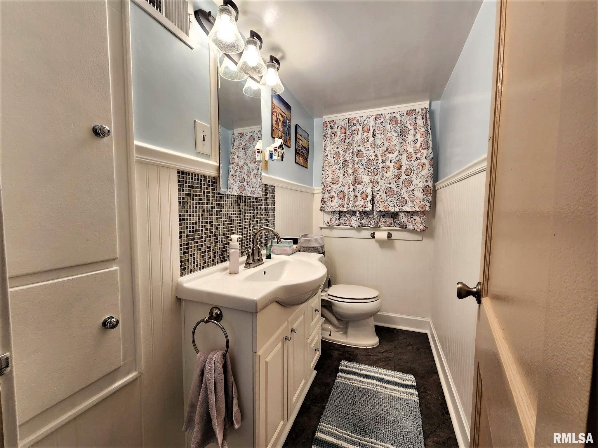 2017 Monroe Street Quincy, IL 62301 - Photo 12 of 27 Gallery Image 12