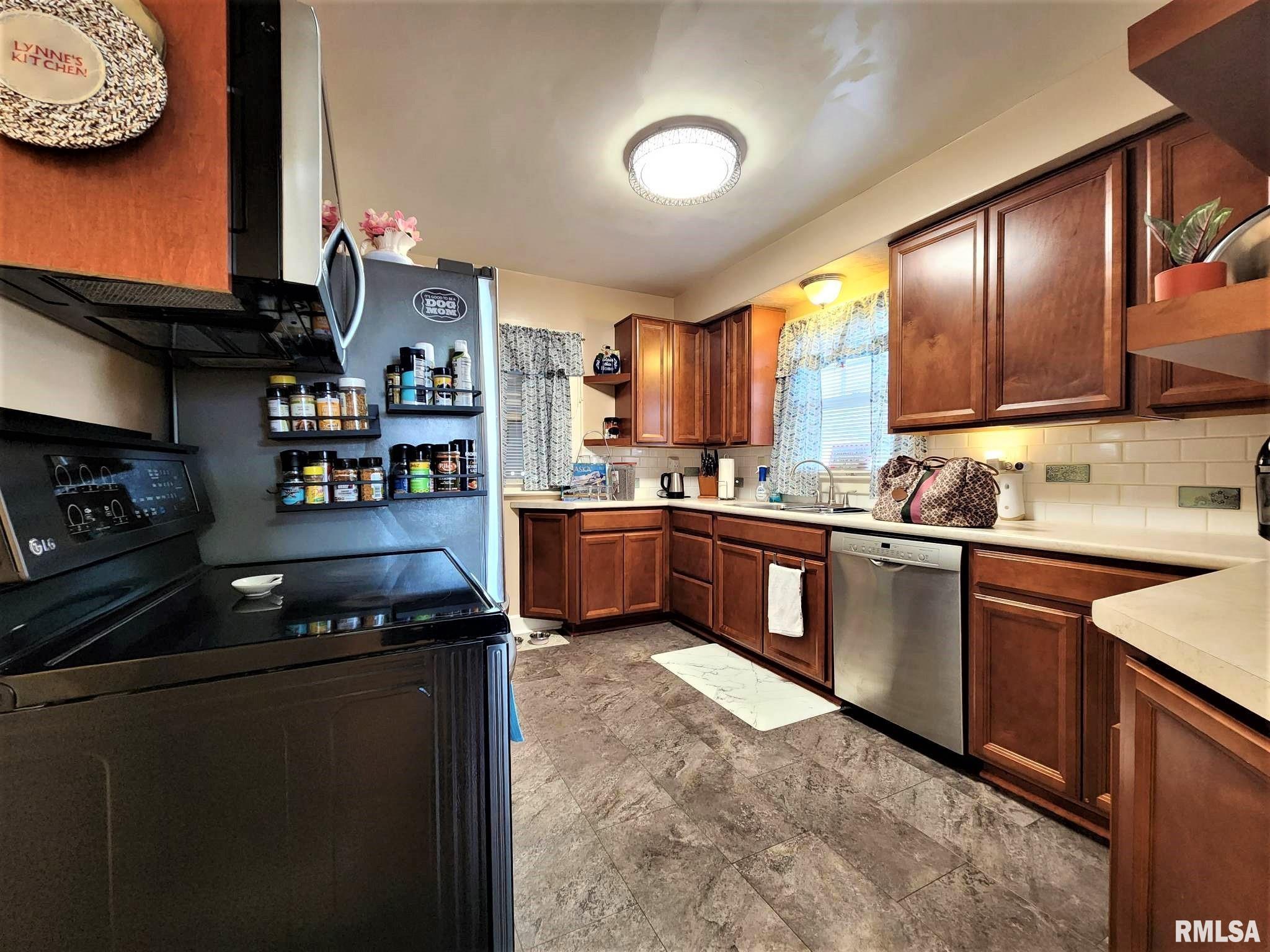 2017 Monroe Street Quincy, IL 62301 - Photo 9 of 27 Gallery Image 9
