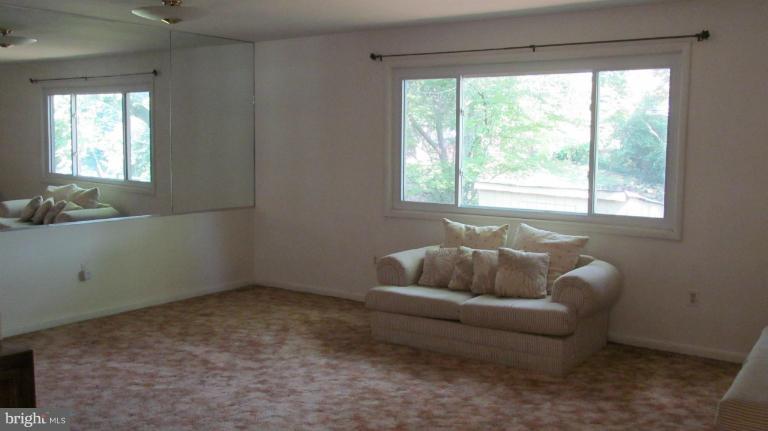 9501 Curran Road Silver Spring, MD 20901 - Photo 9 of 17 Living Room
