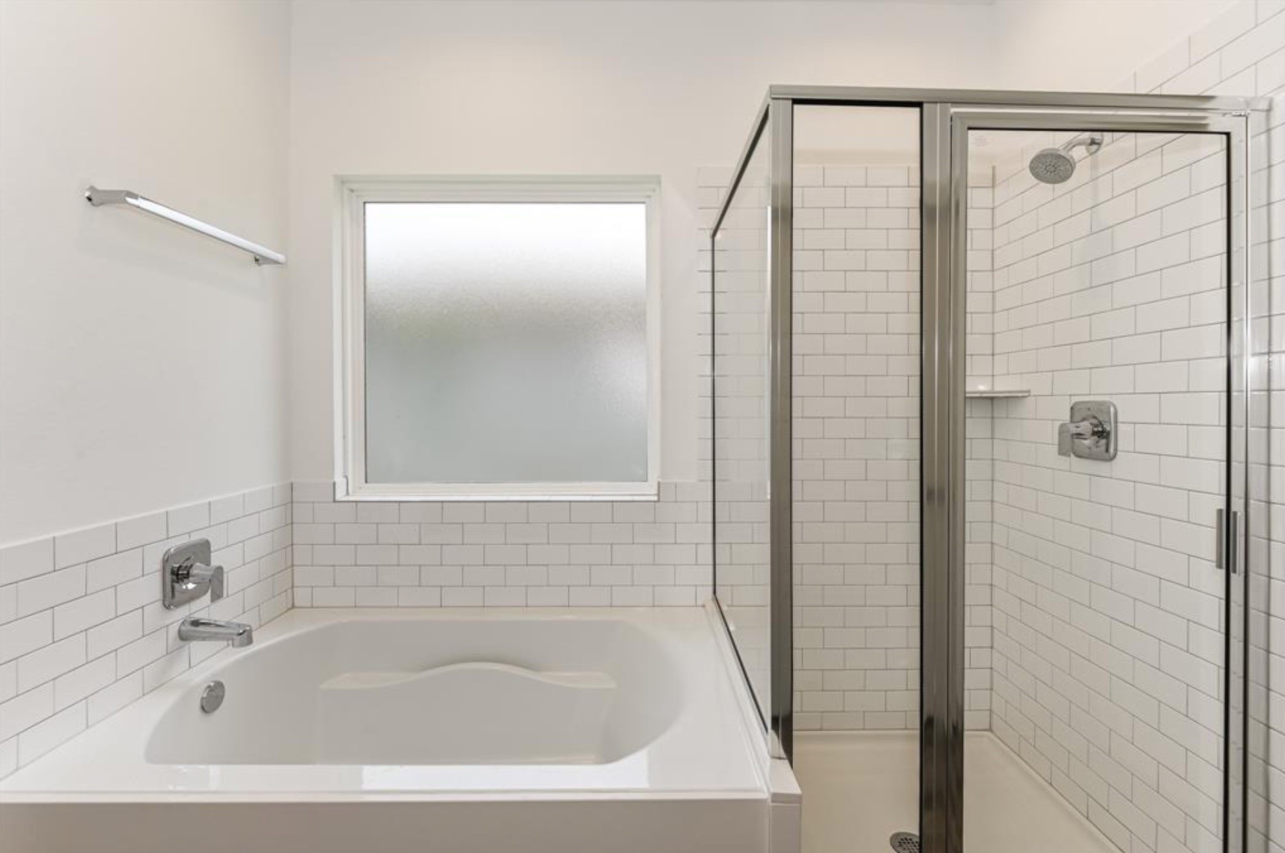 7918 Brumly Lane Rosharon, TX 77583 - Photo 28 of 34 a bathroom with a bathtub