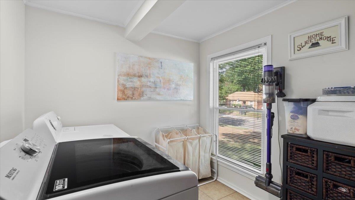 5596 Rich Road Memphis, TN 38120 - Photo 21 of 34 a room that has a couch chair and a stove in it