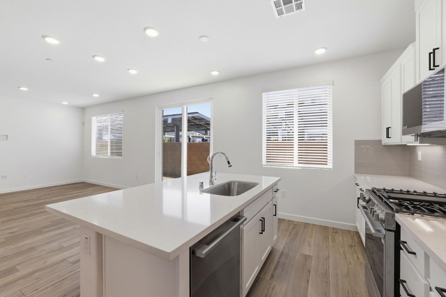 1251 Leonhardt Loop Lincoln, CA 95648 - Photo 3 of 11