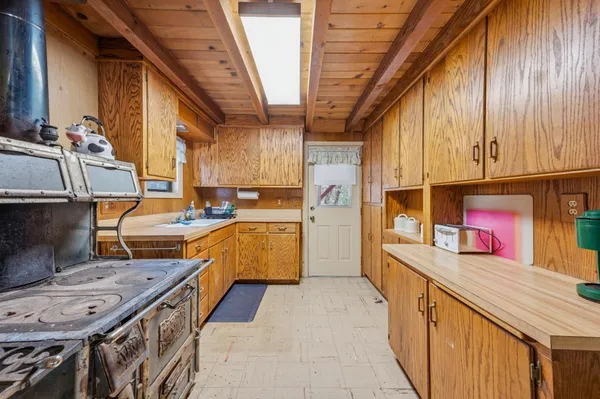 a kitchen that has a lot of cabinets in it