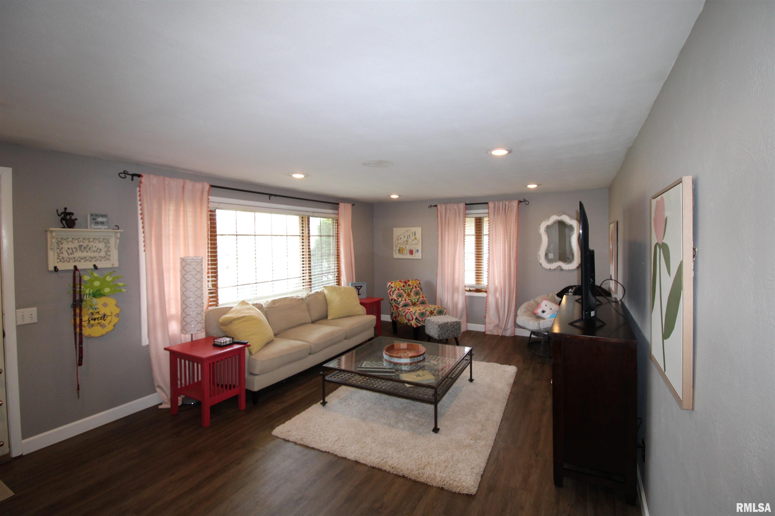 403 Sherwood Park Road Washington, IL 61571 - Photo 4 of 35 Gallery Image 4