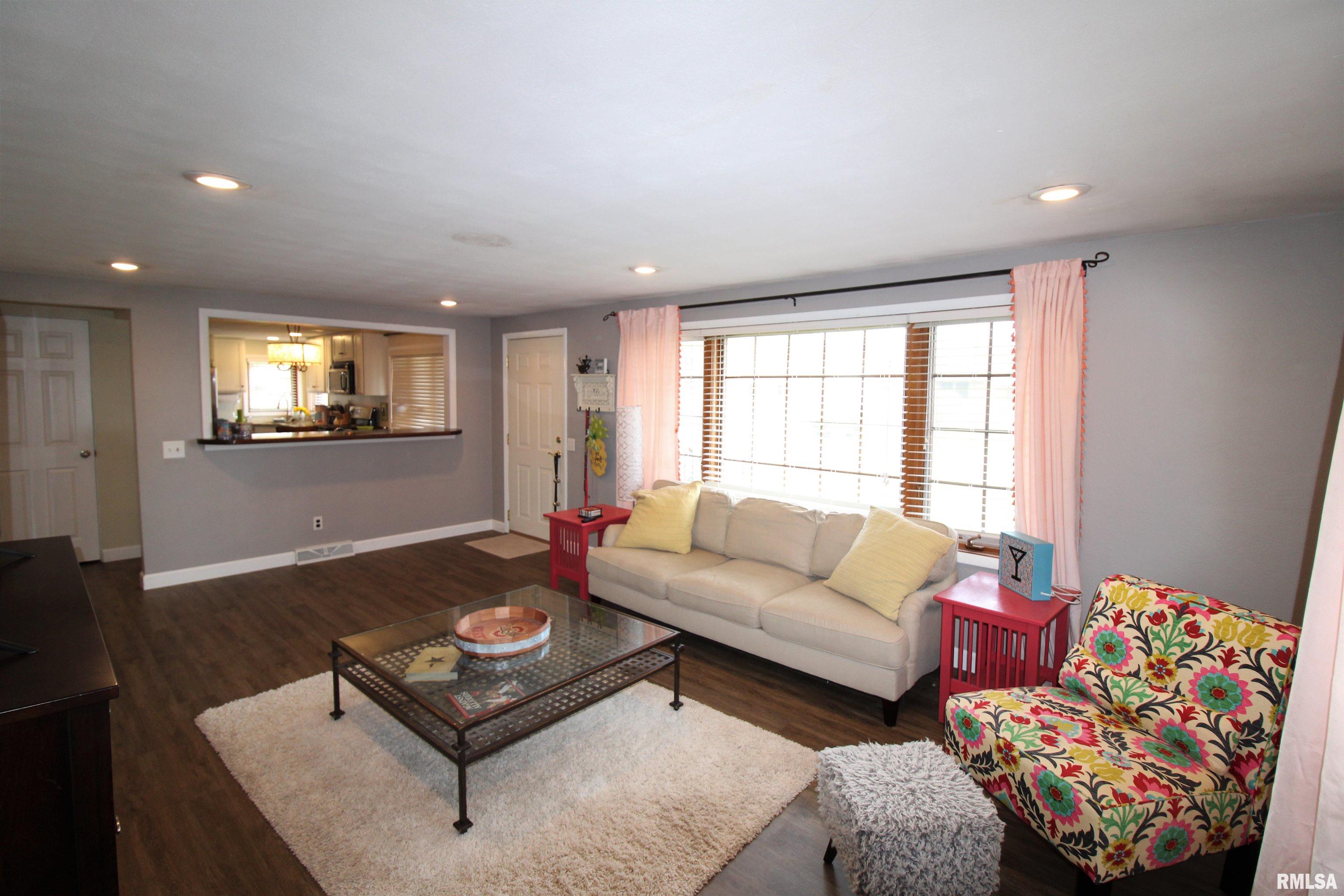 403 Sherwood Park Road Washington, IL 61571 - Photo 6 of 35 Gallery Image 6