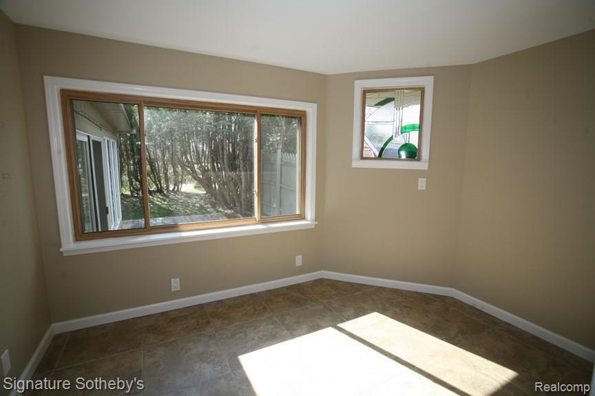 2550 Middlebelt Road West Bloomfield, MI 48324 - Photo 10 of 31 Breakfast Room