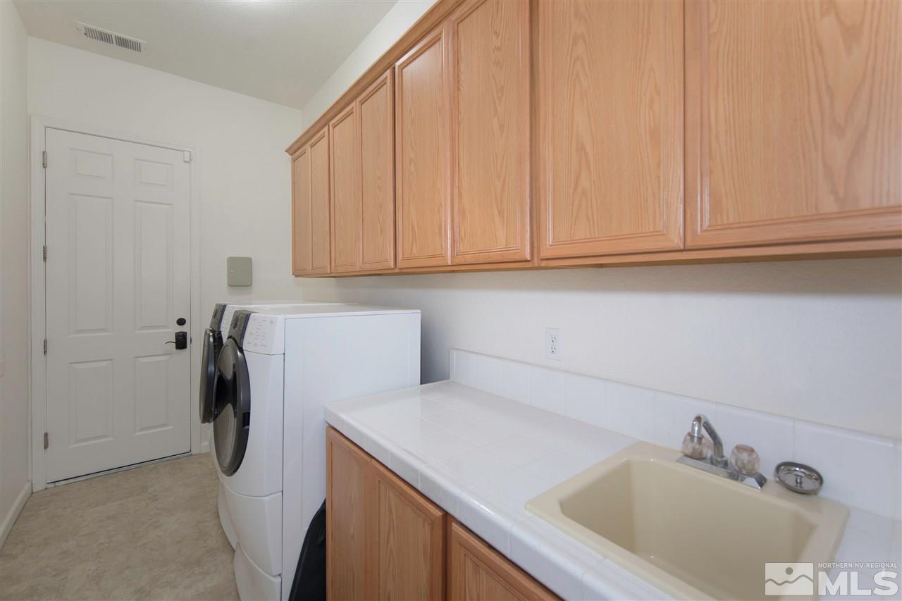 1675 Greycrest Way Reno, NV 89521 - Photo 17 of 25 a bathroom with a sink and a washing machine
