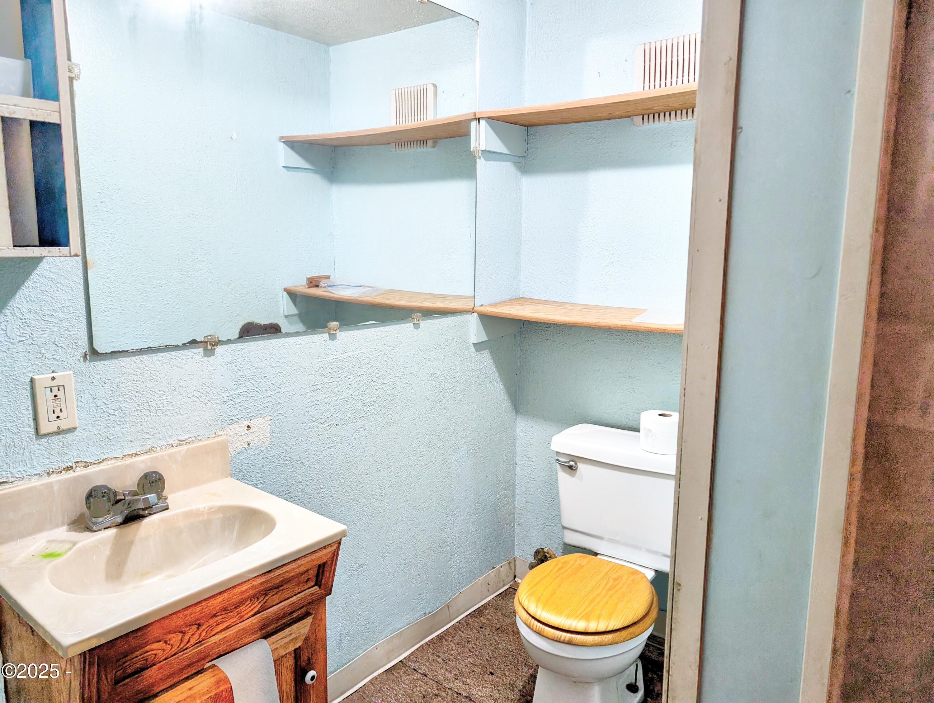 1601 Moonshine Park Road Logsden, OR 97357 - Photo 12 of 18 Bathroom 2
