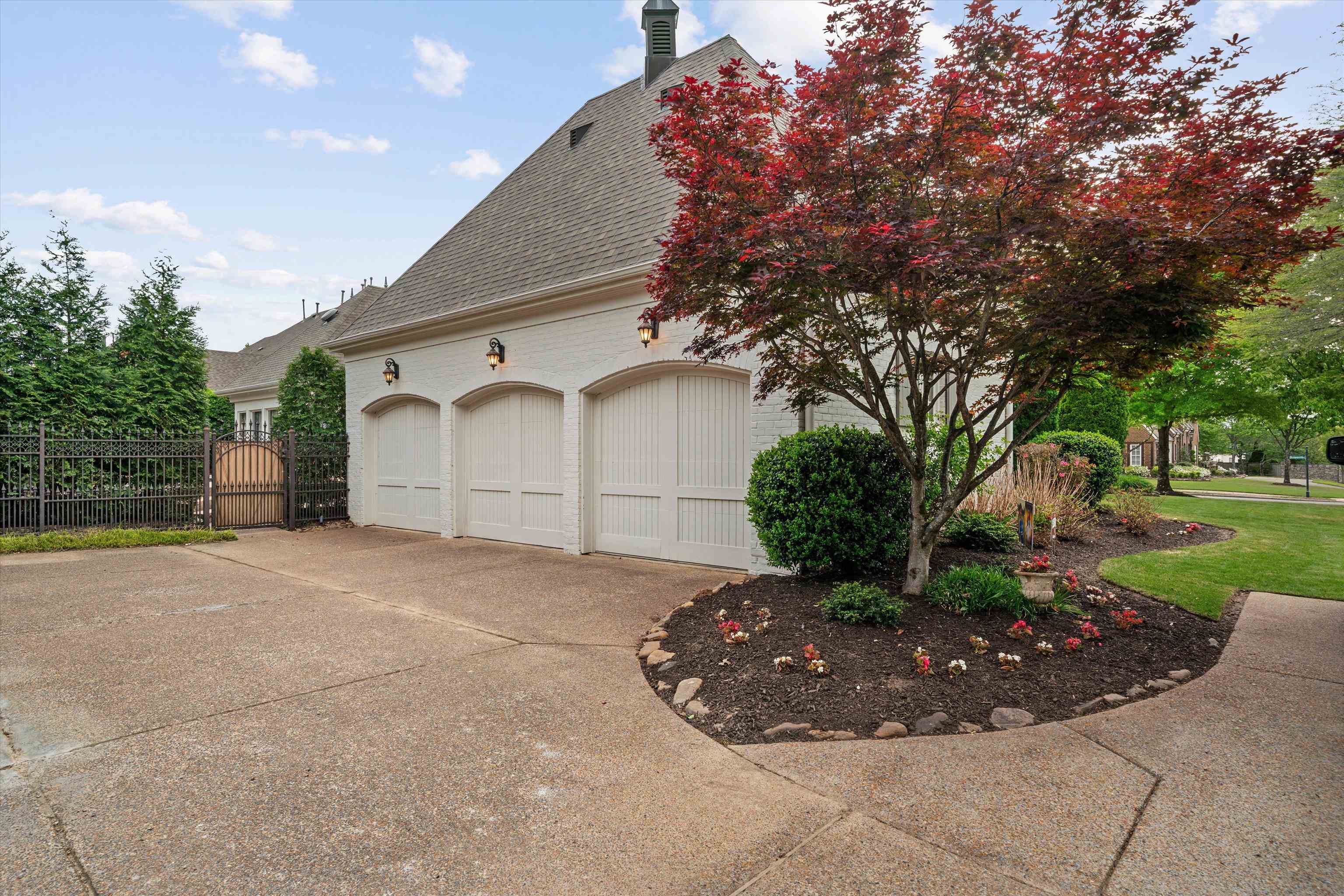 1328 Bridgepointe Drive Collierville, TN 38017 - Photo 37 of 40 a view of a back yard with a house