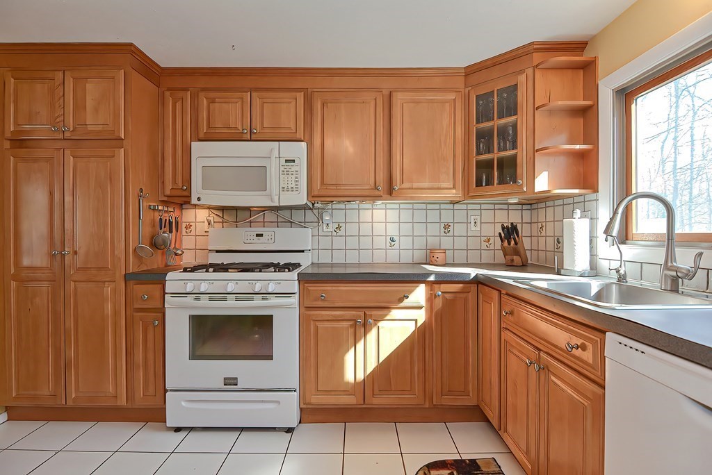 9 Spring Lane Framingham, MA 01701 - Photo 4 of 29