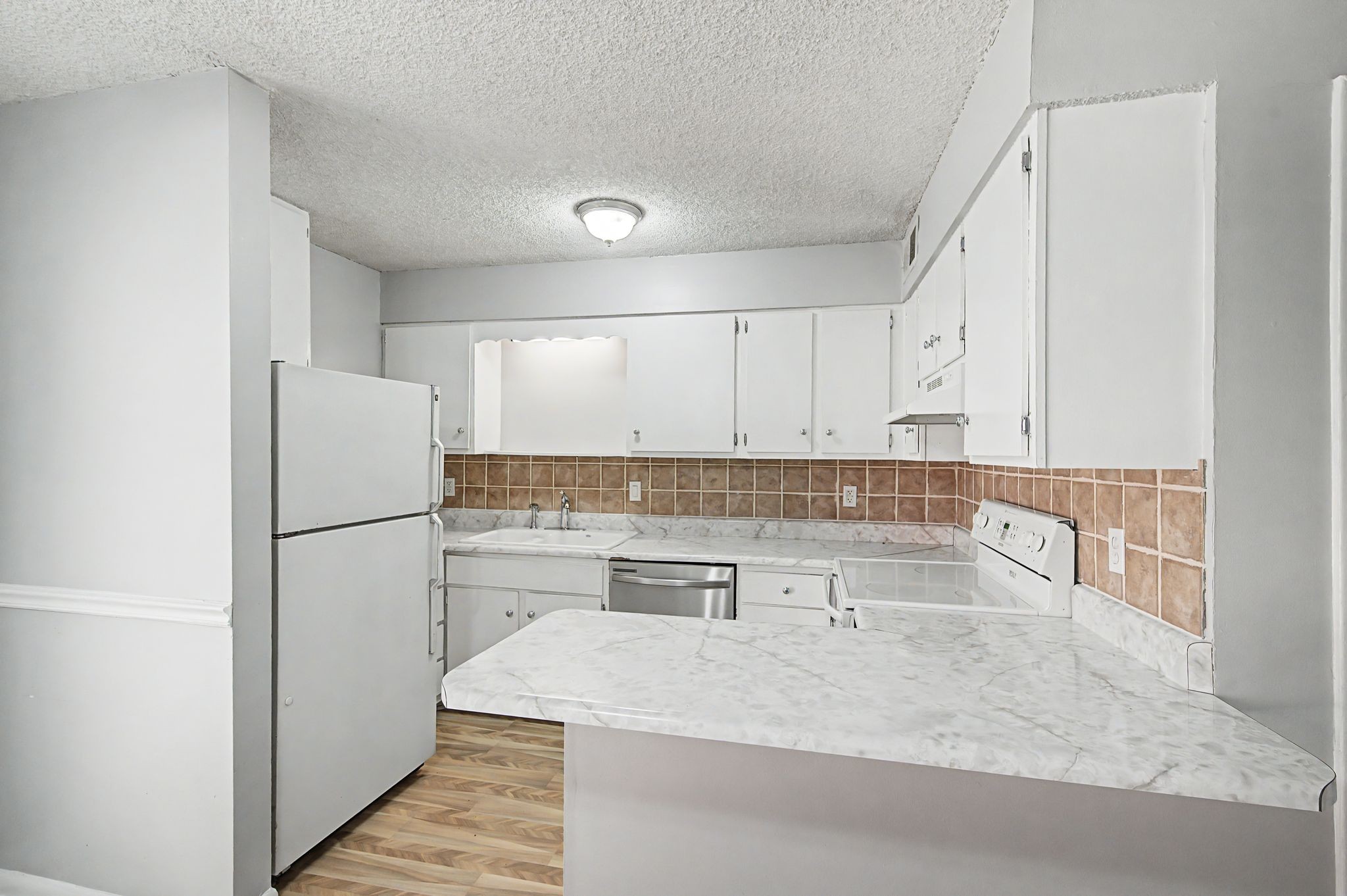 110 Bellevue Road, Unit 30 Nashville, TN 37221 - Photo 10 of 43 a kitchen with a refrigerator and a sink