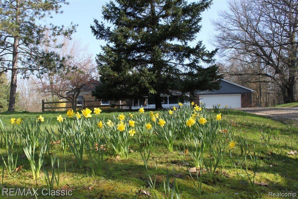 20500 Spears Road Pinckney, MI 48169 - Photo 2 of 13 Circular Driveway