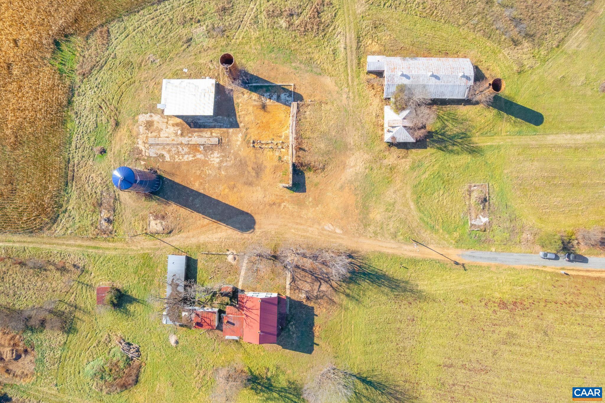 389 Shalom Road Waynesboro, VA 22980 - Photo 10 of 21 a bathroom with a bathtub and shower
