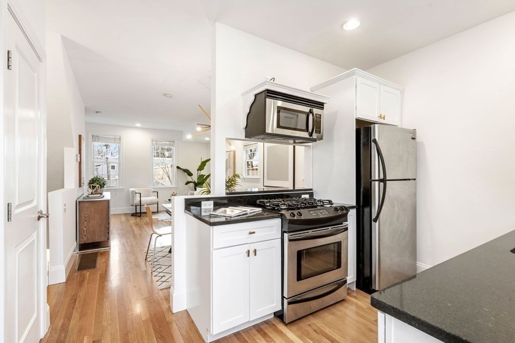 67 Bay State Road, Unit 3 Cambridge, MA 02138 - Photo 9 of 33 Gallery Image 9