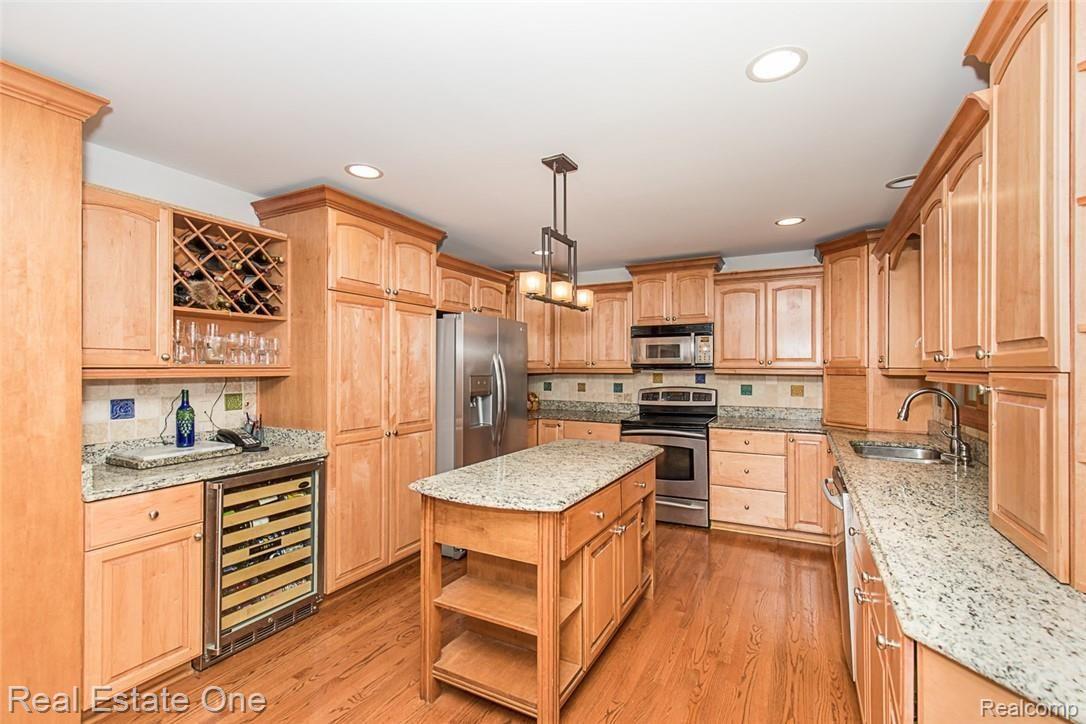 3861 Beechcrest Road Rochester, MI 48309 - Photo 5 of 29 UPDATED KITCHEN WITH MAPLE CABINETS AND BEVERAGE CHILLER