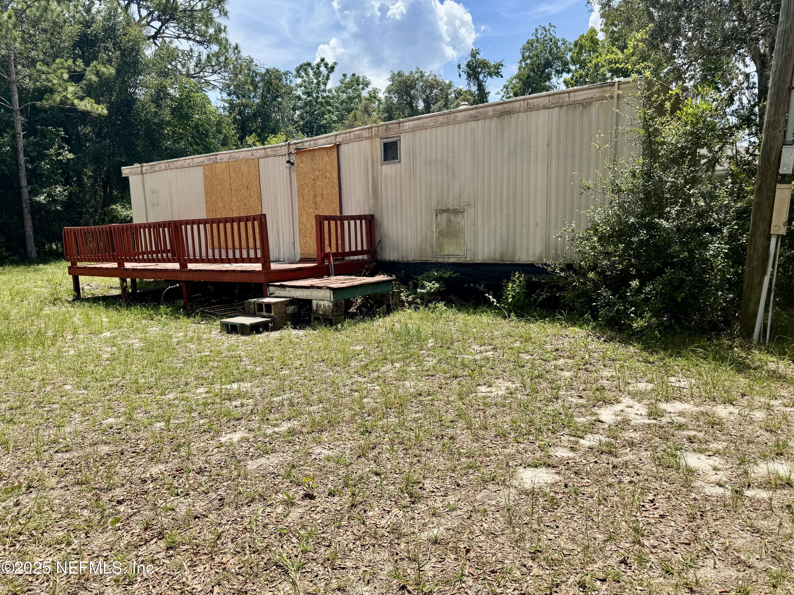 267 Lakeview Court Interlachen, FL 32148 - Photo 3 of 10 a view of a small yard with wooden fence