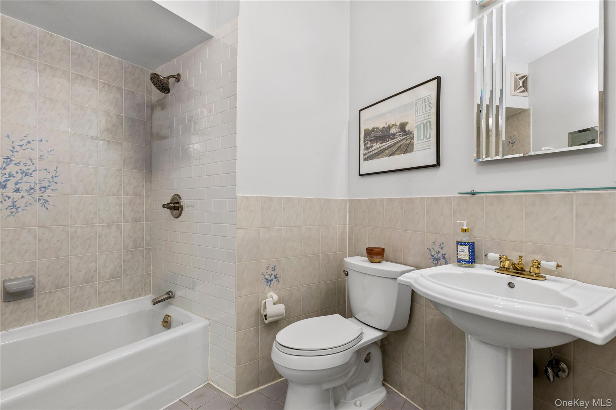 11 Alden Road, Unit 6L Larchmont, NY 10538 - Photo 20 of 22 a bathroom with a sink toilet and a bathtub
